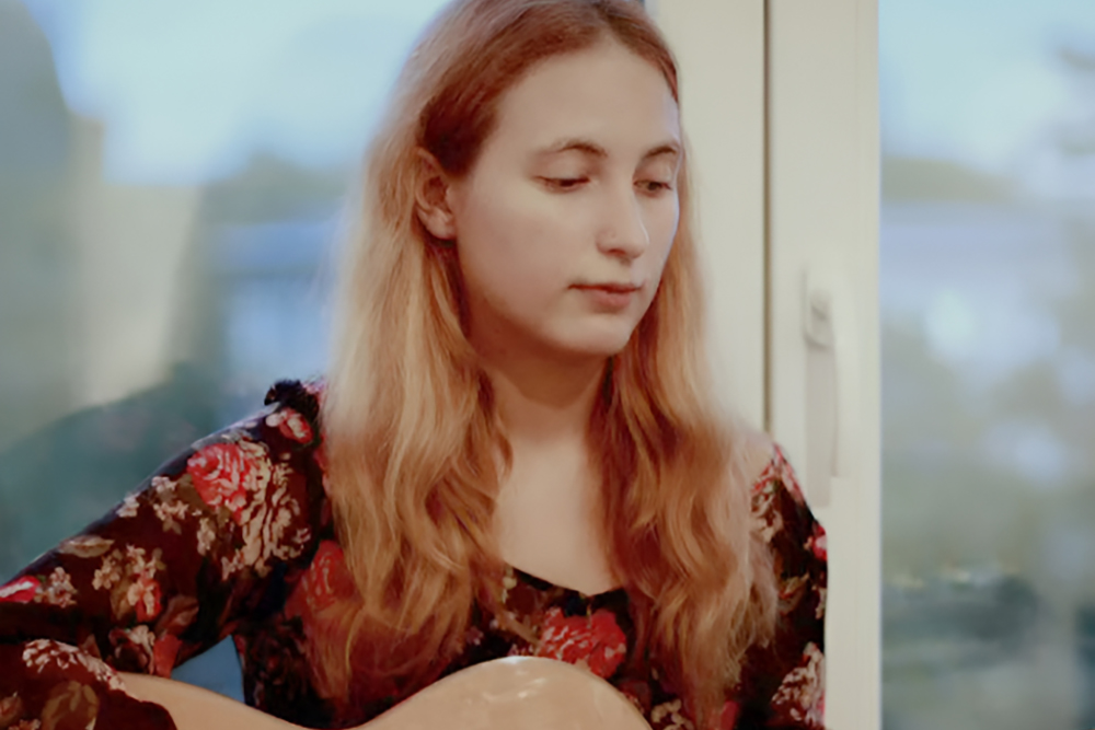 Sasha Skochilenko with her guitar